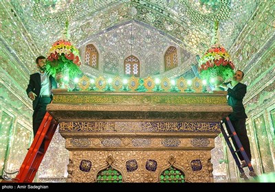 آیین گلاب شویی و تعویض گل ضریح مبارک حرم حضرت شاهچراغ (ع) - شیراز