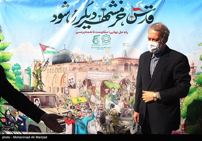 علی لاریجانی در اهتزاز پرچم بزرگ فلسطین در قم به مناسبت روز قدس