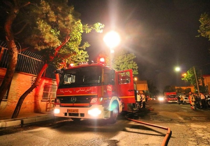کارگاه بزرگ مبل‌سازی در شرق تهران طعمه آتش شد + تصاویر