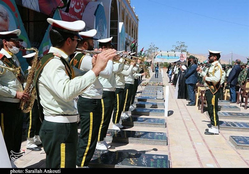 کرمان| مارش پیروزی فتح خرمشهر از جوار مزار حاج قاسم نواخته شد+ عکس