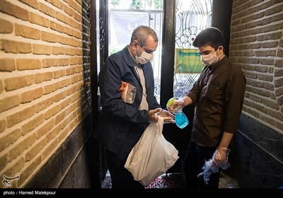 ضدعفونی دست‌های نمازگزاران هنگام ورود به مسجد امام سجاد(ع) تهران