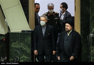 ورود حجت‌الاسلام سیدحسن خمینی و علی لاریجانی به مراسم افتتاحیه یازدهمین دوره مجلس شورای اسلامی