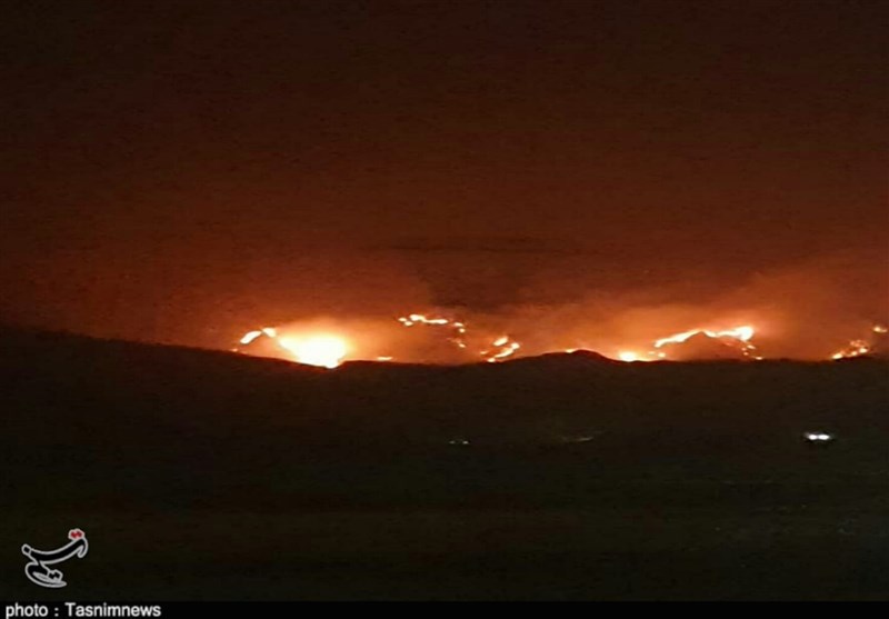 گزارش ویدئویی تسنیم| مراتع خائیز همچنان در آتش می‌سوزند/ باد لحظه به لحظه نفس سرمایه‌های ملی را در کوه‌های خائیز می‌گیرد + فیلم