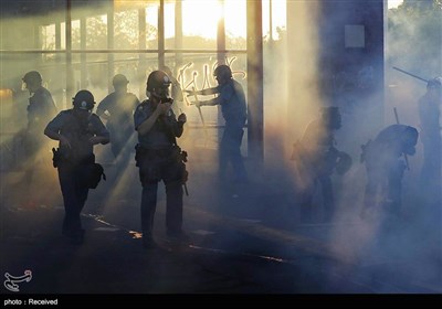 الشرطة الأمریکیة تطلق النار والغاز المسیل للدموع على المتظاهرین السلمیین