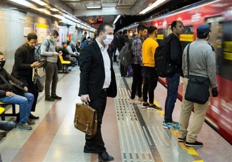 برخی مسافران با عبور از گیت مترو ماسک خود را برمی‌دارند!