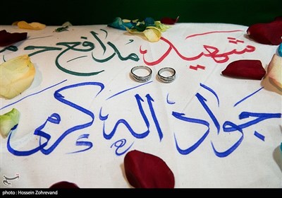 زوجی که امروز مراسم عقدشان بود, حلقه های خود را برای تبرک روی پیکر شهید مدافع حرم جواد الله کرمی قرار دادند. 