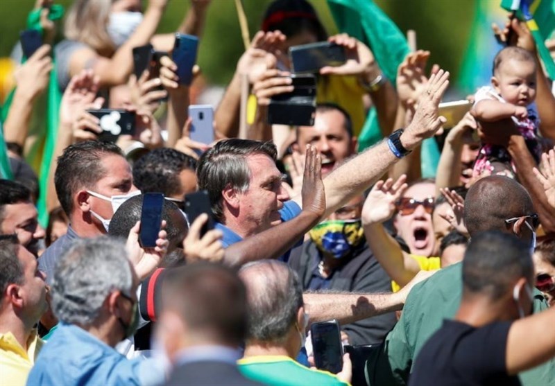 رئیس جمهور برزیل در میان طرفداران خود ماسک را برداشت