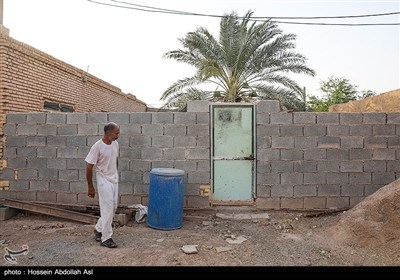 این روزها باتوجه به بیماری خطرناک کرونا و توصیه های لازم بهداشتی، آب باتانکر دربین اهالی محترم روستا توزیع میشود وجوابگوی ساکنین نیست و باعث نارضایتی اهالی روستا شده است.