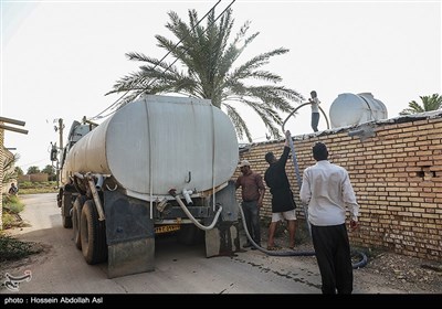 این روزها باتوجه به بیماری خطرناک کرونا و توصیه های لازم بهداشتی، آب باتانکر دربین اهالی محترم روستا توزیع میشود وجوابگوی ساکنین نیست و باعث نارضایتی اهالی روستا شده است.