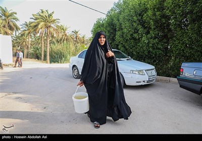 این روزها باتوجه به بیماری خطرناک کرونا و توصیه های لازم بهداشتی، آب باتانکر دربین اهالی محترم روستا توزیع میشود وجوابگوی ساکنین نیست و باعث نارضایتی اهالی روستا شده است.