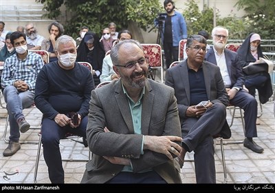 محسن مومنی شریف در مراسم تودیع و معارفه جدید بنیاد شعر و ادبیات داستانی ایرانیان