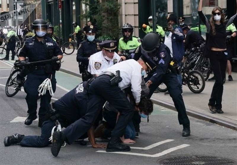 پلیس سیاتل با دوچرخه از روی سر معترض به نژاد پرستی در آمریکا رد شد+فیلم