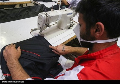 رعایت نکات بهداشتی در روهای کرونایی در سوله دوخت ماسک و لباس- ندامتگاه تهران بزرگ