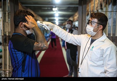 تب سنجی متهمان توسط پزشک جهت جلوگیری از شیوع ویرس کرونا در ندامتگاه تهران بزرگ 