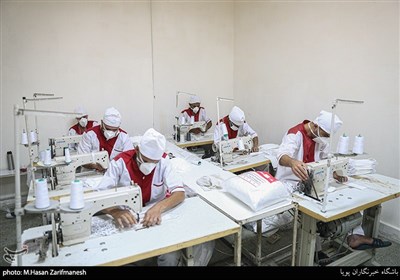 رعایت نکات بهداشتی در روهای کرونایی در کارگاه تولید ماسک - ندامتگاه تهران بزرگ