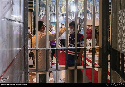 تب سنجی متهمان توسط پزشک جهت جلوگیری از شیوع ویرس کرونا در ندامتگاه تهران بزرگ 