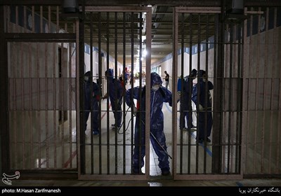 ضد عفونی راهروهای ندامتگاه و زندان تهران بزرگ در روزهایی کرونایی برای جلوگیری از شیوع کویید19