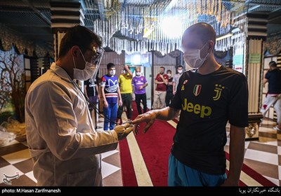 تب سنجی متهمان توسط پزشک جهت جلوگیری از شیوع ویرس کرونا در ندامتگاه تهران بزرگ