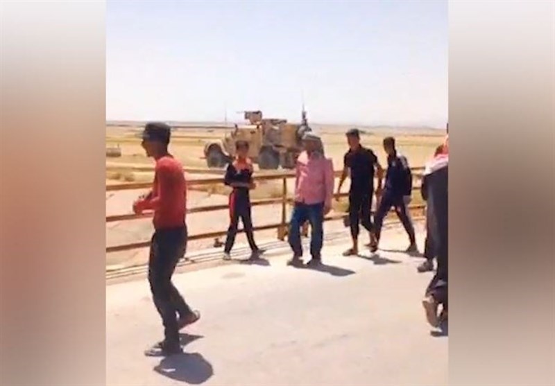 Syrian Kids Pelt US Military Convoy in Hasakah after Army Stops Vehicles (+Video)