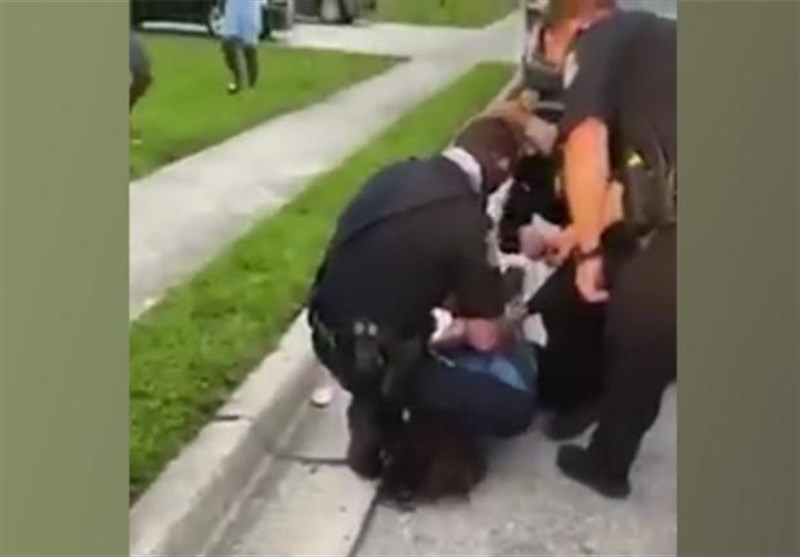 Florida Police Videoed Kneeling on Black Man&apos;s Neck during Arrest (+Video)
