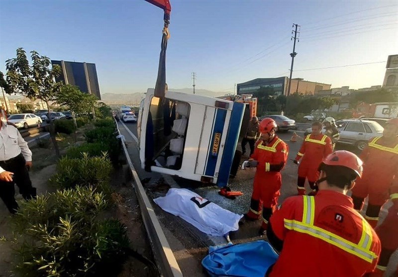 یک کشته و 2 مصدوم بر اثر واژگونی مینی‌بوس در جاده خاوران + تصاویر