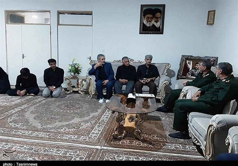 دیدار فرمانده سپاه کردستان با خانواده شهدای تروریستی دیواندره و دری مریوان+تصاویر