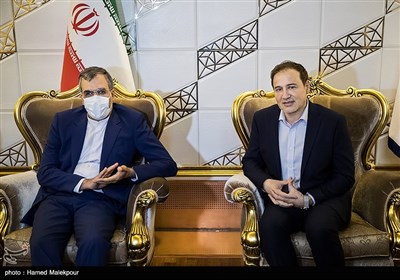 استقبال حسین جابری انصاری معاون پارلمانی وزارت امور خارجه از مجید طاهری پزشک ایرانی هنگام ورود به VIP فرودگاه امام خمینی(ره) پس از آزادی از زندان آمریکا