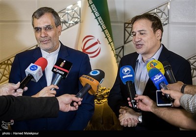 حسین جابری انصاری معاون پارلمانی وزارت امور خارجه و مجید طاهری پزشک ایرانی پس از آزادی از زندان آمریکا در VIP فرودگاه امام خمینی(ره)
