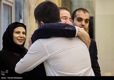 دیدار مجید طاهری پزشک ایرانی با فرزندانش در VIP فرودگاه امام خمینی(ره) پس از آزادی از زندان آمریکا