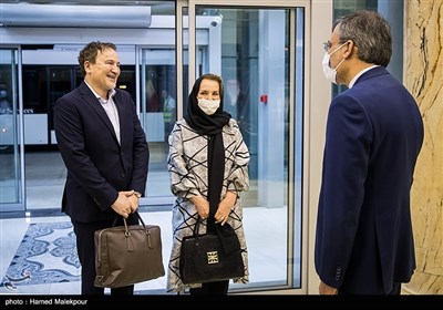 استقبال حسین جابری انصاری معاون پارلمانی وزارت امور خارجه از مجید طاهری پزشک ایرانی هنگام ورود به VIP فرودگاه امام خمینی(ره) پس از آزادی از زندان آمریکا