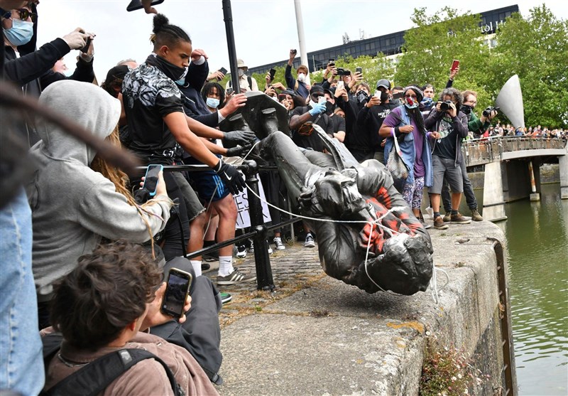 British Slaver’s Statue Toppled during Anti-Racism Protests in Bristol (+Video)