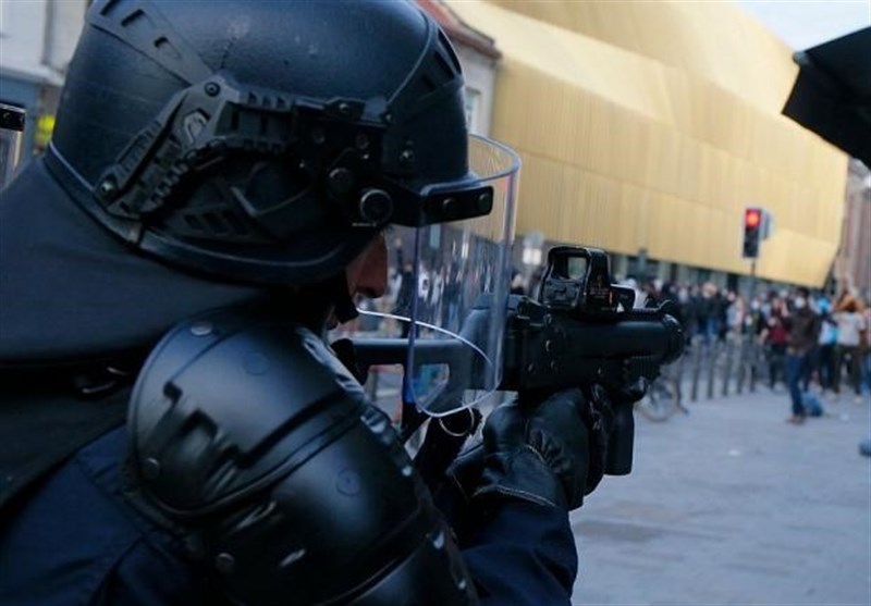 La Defense Shopping Centre in Paris Locked Down over Reports of &apos;Armed Individual&apos;