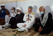 فرمانده نیروی دریایی ارتش با خانواده شهید حادثه شناور کنارک در بوشهر دیدار کرد
