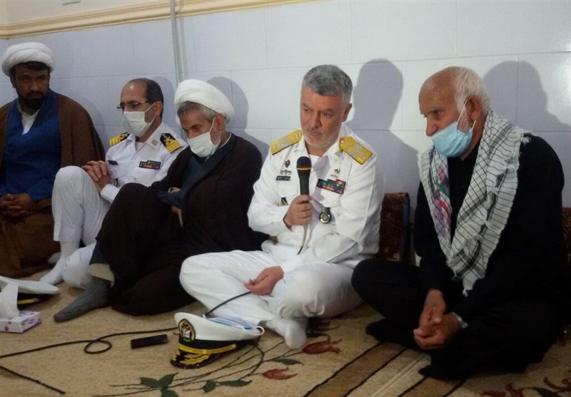 فرمانده نیروی دریایی ارتش با خانواده شهید حادثه شناور کنارک در بوشهر دیدار کرد