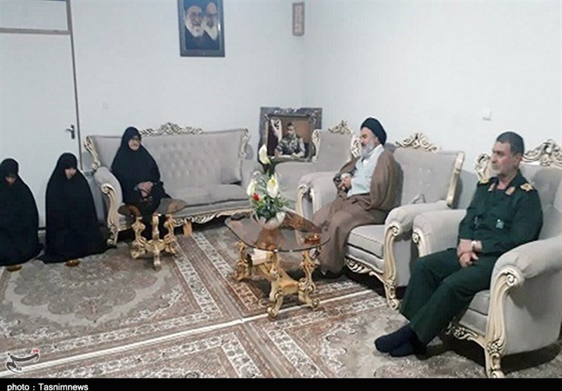 نماینده ولی‌فقیه و فرمانده سپاه کردستان با خانواده شهید «شکیبا سلیمی» دیدار کردند