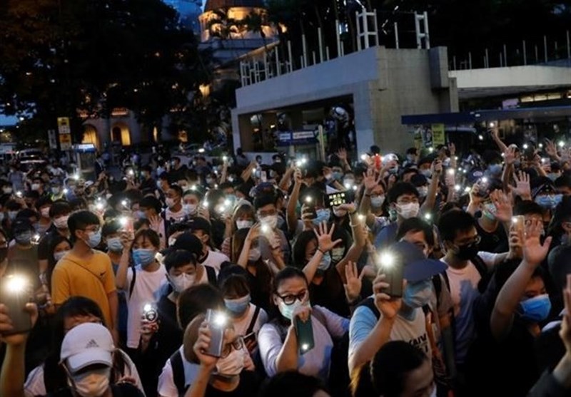 واکنش پلیس به حضور صدها معترض در هنگ کنگ