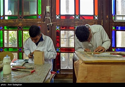 مهم‌ترین مراکز خاتم‌سازی درایران ،اصفهان و شیراز و تهران هستند که البته اکثر خاتم‌سازان در تهران اصفهانی یاشیرازی هستند.