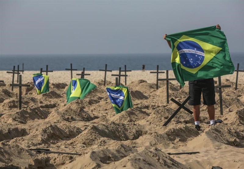 حفر قبرهای نمادین در برزیل برای گرامیداشت قربانیان کرونا+تصاویر