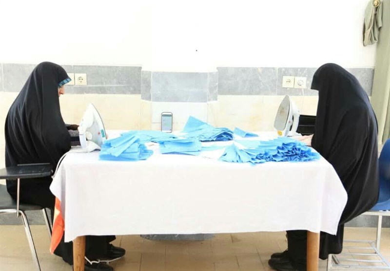 گروه‌های جهادی طلاب خواهران استان بوشهر انواع ماسک، گان و شیلد تولید کردند