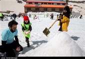 جشنواره آدم برفی‌های خوشحال با حضور خانواده ها و شهروندان تهرانی در ایستگاه 7 توچال