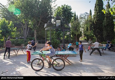 کودکان بیشتر اوقات فراغت خود را در بوستان بهاران محله وصفنارد سپری میکنند 