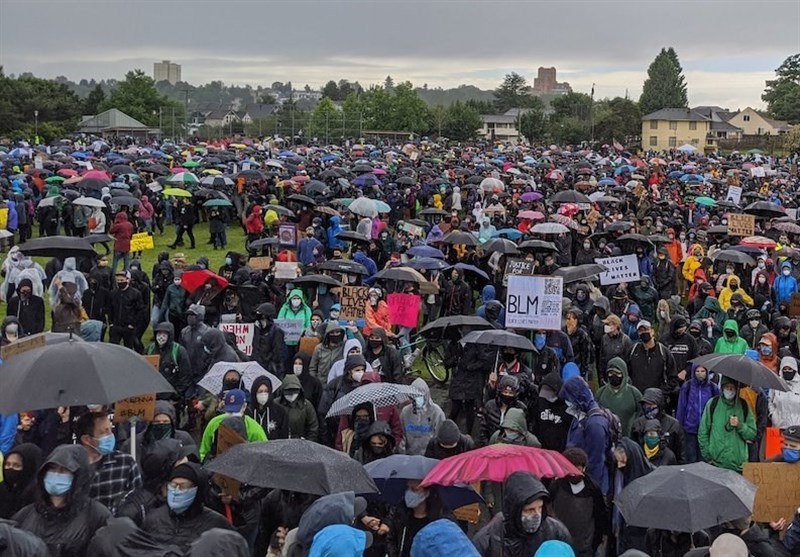 Thousands March in Silence through Rainy Streets of Seattle (+Video)