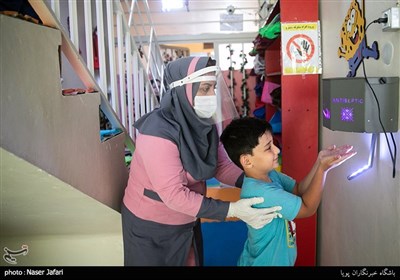 کودکان در بدو ورود دست های خود را ضدعفونی می کنند