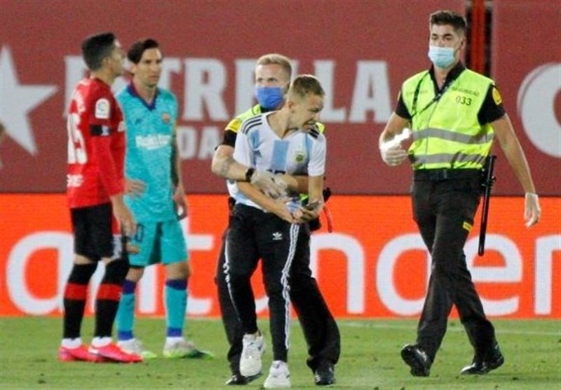 اتفاق عجیب در بازی بدون تماشاگر بارسلونا؛ ورود جیمی جامپ به زمین و اخلال در بازی! + عکس