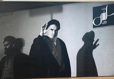  عکس منتشر نشده از امام خمینی(ره) به برج آزادی اهدا شد 