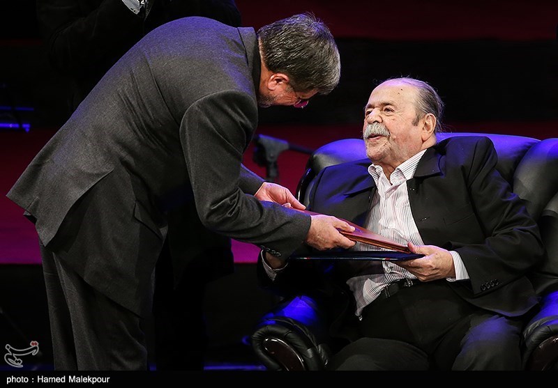بزرگداشت مرحوم محمدعلی کشاورز در مراسم افتتاحیه سی‌وسومین جشنواره فیلم فجر