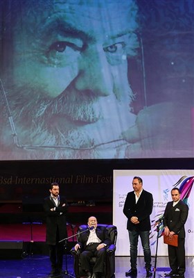 بزرگداشت مرحوم محمدعلی کشاورز در مراسم افتتاحیه سی‌وسومین جشنواره فیلم فجر