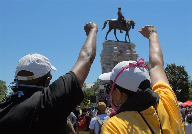 تلاش معترضان آمریکایی برای سرنگون کردن مجسمه اندرو جکسون