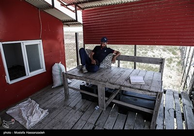 قایقرانان اسکله بندر ترکمن که گردشگران را برای بازدید به جزیره آشوراده میبرند به دلیل کم شدن گردشگر شغلشان در خطر نابودی است