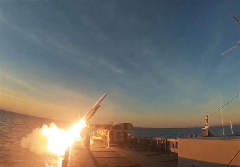 Iran’s Navy Equipped with Various Smart Missiles: Commander
